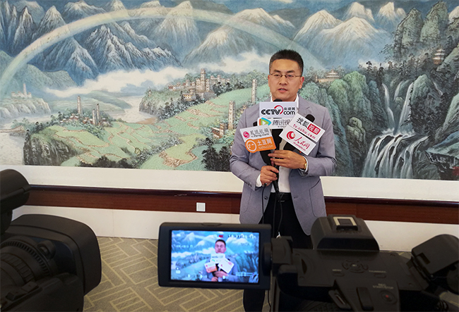 青島沃富新能源科技有限公司鄭總接受各大媒體的采訪，青島沃富新能源科技有限公司