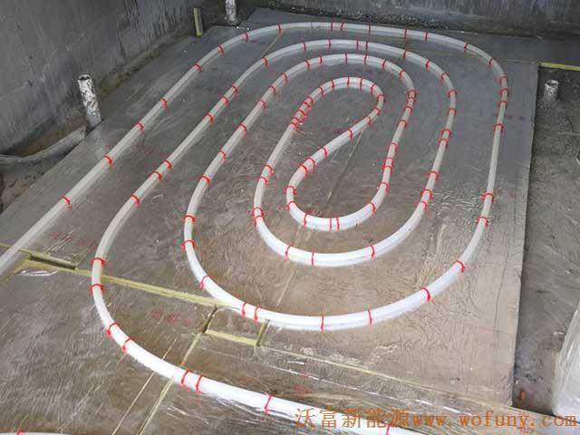 青島德沃幼兒園空氣源熱泵項(xiàng)目施工案例地暖施工、主機(jī)施工，空氣源熱泵項(xiàng)目調(diào)試成功，項(xiàng)目展示實(shí)例——空氣源熱泵地暖鋪管3