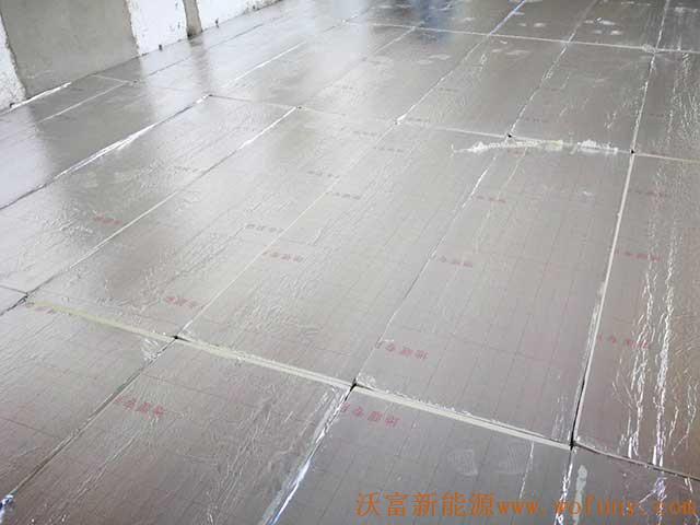 青島德沃幼兒園空氣源熱泵項(xiàng)目施工案例地暖施工、主機(jī)施工，空氣源熱泵項(xiàng)目調(diào)試成功，項(xiàng)目展示實(shí)例——空氣源熱泵地暖鋪管4