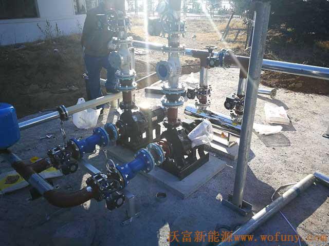 青島德沃幼兒園空氣源熱泵項(xiàng)目施工案例地暖施工、主機(jī)施工，空氣源熱泵項(xiàng)目調(diào)試成功，項(xiàng)目展示實(shí)例——空氣源熱泵管路連接